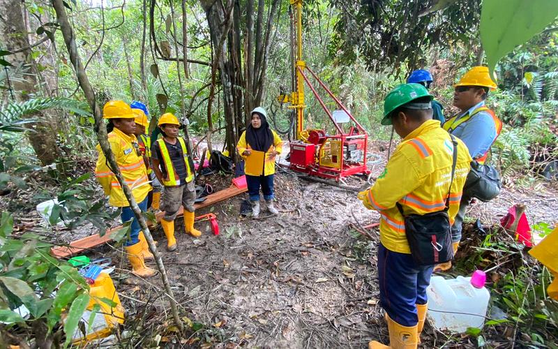 Tim BUMINES melakukan pengeboran eksplorasi batubara dengan rig Jacro 150 Hydraulic Automation di kalimantan tengah