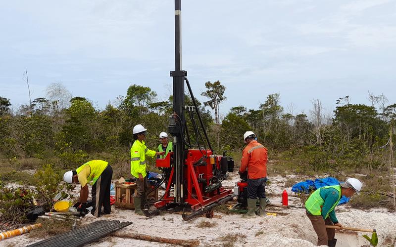 Kegiatan pengeboran eksplorasi pasir silika oleh BUMINES di Kabupaten Natuna menggunakan rig Jacro 175 Hydraulic Automation