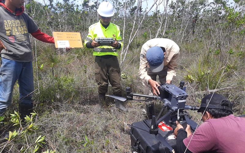 Tim BUMINES melakukan survei LiDAR menggunakan drone untuk eksplorasi pasir silika di Kabupaten Ketapang